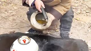 We present to you the cutest cooking chef