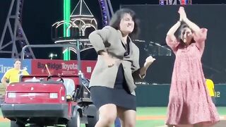 ???? Funny | Elaine's Dance Contest: A 2023 Seinfeld Spin | FunFM