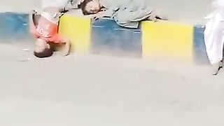 HOMELESS KIDS ARE SLEEPING ON THE ROADSIDE IN PAKISTAN