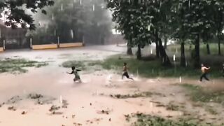 Sebenarnya kita semua tahu bahwa waktu gk bisa di ulang,namun ntah kenapa kita masih sering saja melakukan kesalahan..