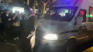 У Китаї протести тривають - поліція жорстко затримує людей