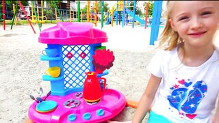 Polina playing cooking with toy Kitchen. Funny breakfast with baby dolls.mp4