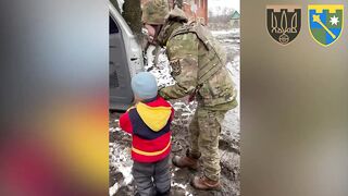 Щемливе відео: бійці тероборони Харкова подарували дитині смаколики