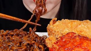 Makan mie super pedas