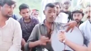 اگر یہ بندہ کسی اور ملک میں ہوتا تو بڑا اسٹار ہوتا اور ہمارے ہاں روڈ پر گاتا ہے