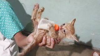 Nadede si muning pero hawak nya????????