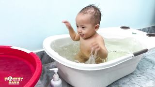 Monkey KaKa and baby Diem bathing together look so happy