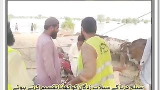 Helping victims  Tehreek Labeik Pakistan