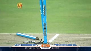 Bhuvneshwar Kumar bowled Aaron Finch..