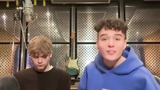 montrer à mon frère la nouvelle chanson que j'ai écrite….