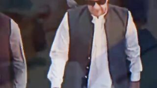 حالات کے قدموں پہ قلندر نہیں گرتا ٹوٹے بھی جو تارا تو زمیں پر نہیں گرتا