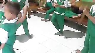 anak  anak bermain