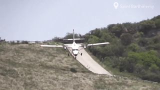 DHC 6 Twin Otter Plane Amazing Landing