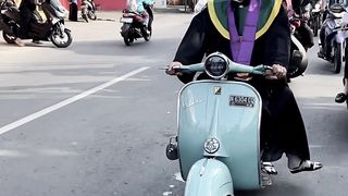 Wisuda pake vespa klasik, unik dan asyik