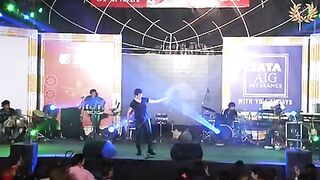 Song: abhi mujh main kaheen