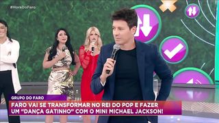 Faro se transforma no rei do pop ao lado do mini Michael Jackson