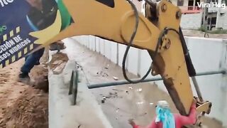 These builders used their digger to rescue a dog from drowning in an irrigation channel in Ecuador ❤️????‍♂️❤️