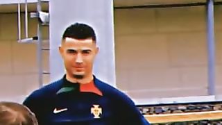 شاهد رونالدو كيف ينظر إلى تدريبات لاعبين البرتغال ????????