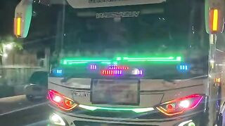 Bus telolet ini mah lampunya banyak dan bunyinya kenceng ngab...????????