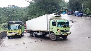 jeritan mesin Hino nanjak