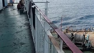 Di laut samudra di kapal