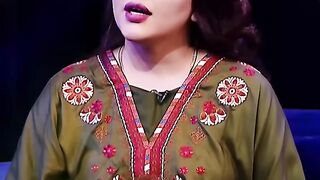 Ye #taxi ???? meri hai #sarerah #sabaqamar #hareemfarooq #shorts
