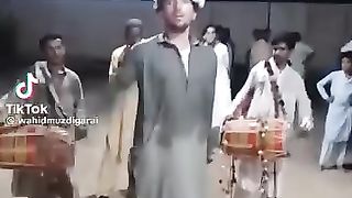 آجکل شادیوں میں اگر اسطرح کے رقص کا رواج پڑنا چاھئے ---