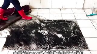 This lacquered black carpet will refresh your eyes