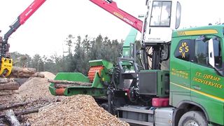 Amazing Fast Wood Chipper Machine Working, Extreme Big Wood Tree Shredder Machine