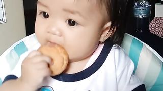 Baby Mara belajar makan biskuit