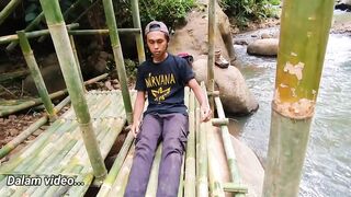 Building a shelter in a clear mountain spring river Solo camping-Bushcraft