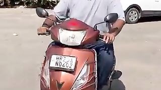 Funny videos - Scooty Nahi bachni