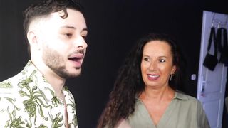 J'apprend à MA MÈRE à jouer à Fortnite ! (elle est trop forte)