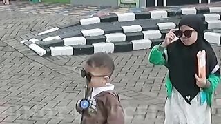 Ciuman pertama dengan patung hidup _shorts _prank _shortsvideo _funny