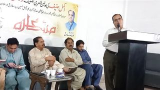 Naveed Sadiq reciting his poetry 2