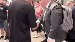 سابق وزیراعظم بورس جانسن جو ٹرین میں سفر کر رہا | viral