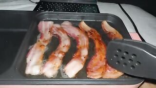 Making breakfast for dinner in my dorm room! ???? ????
