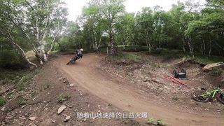 What should I pay attention to when playing mountain downhill? After watching this video, you will understand... Mountain Biking Summer Sports Party