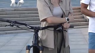 Two female riders challenge mountain biking PK cycling skills, let's ride into summer like this
