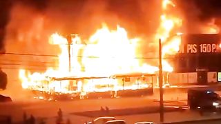 ГОРИ ТЪРГОВСКИ ЦЕНТЪР В ПЕТЕРБУРГ