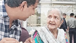 Kal kya pata in ke liye ankhain taras jaye gi