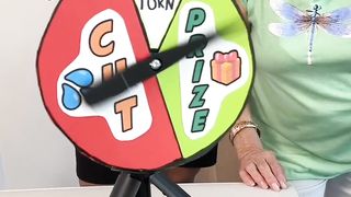funny_water_balloon_game_for_prizes__challenge__familyfun__waterballoons-