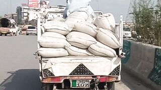 Difficult labour life..https://youtube.com/@pakistanisairsapatee 2