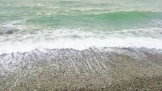 "Ballade au Bord de l'Infini : Les Secrets du Sable et de l'Océan"