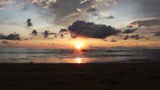"Sous le Soleil Couchant : Une Évasion au Crépuscule"