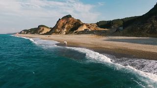 "Évasion Océanique : Les Vagues de Liberté"