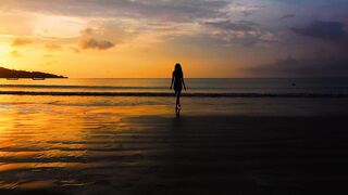 "Coucher de Soleil en Évasion : Une Odyssée Crépusculaire"