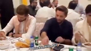 Pakistani cricket player khana kha rahe hain