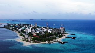 "Un voyage romantique aux Maldives : Célébrez l'amour sur une île paradisiaque"