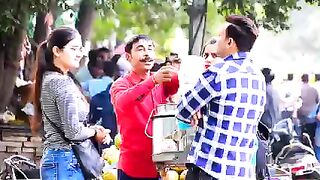 जब Girlfriend ने देखा किसी
